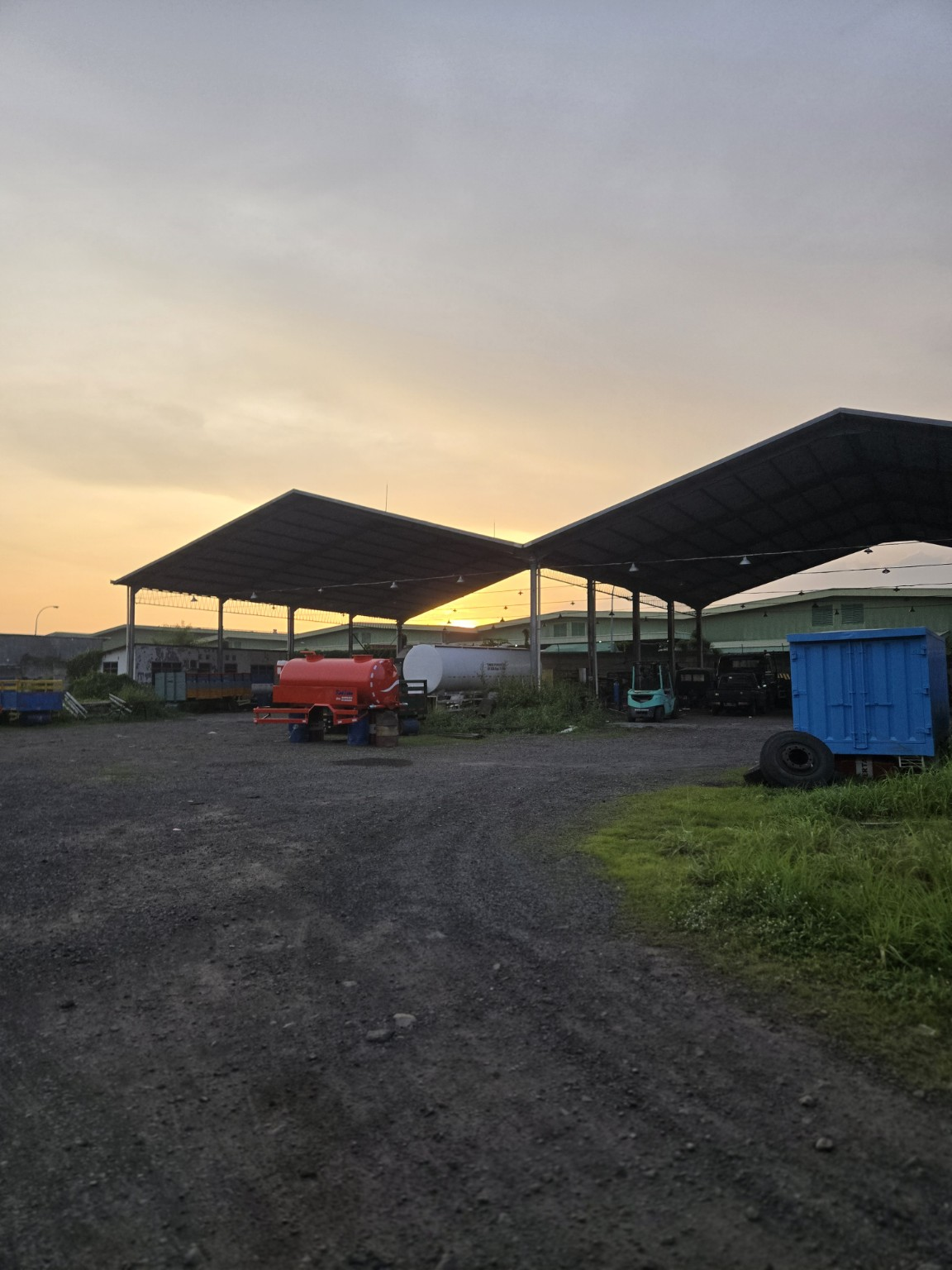 Facility Mojosari Motor dengan kendaraan karoseri