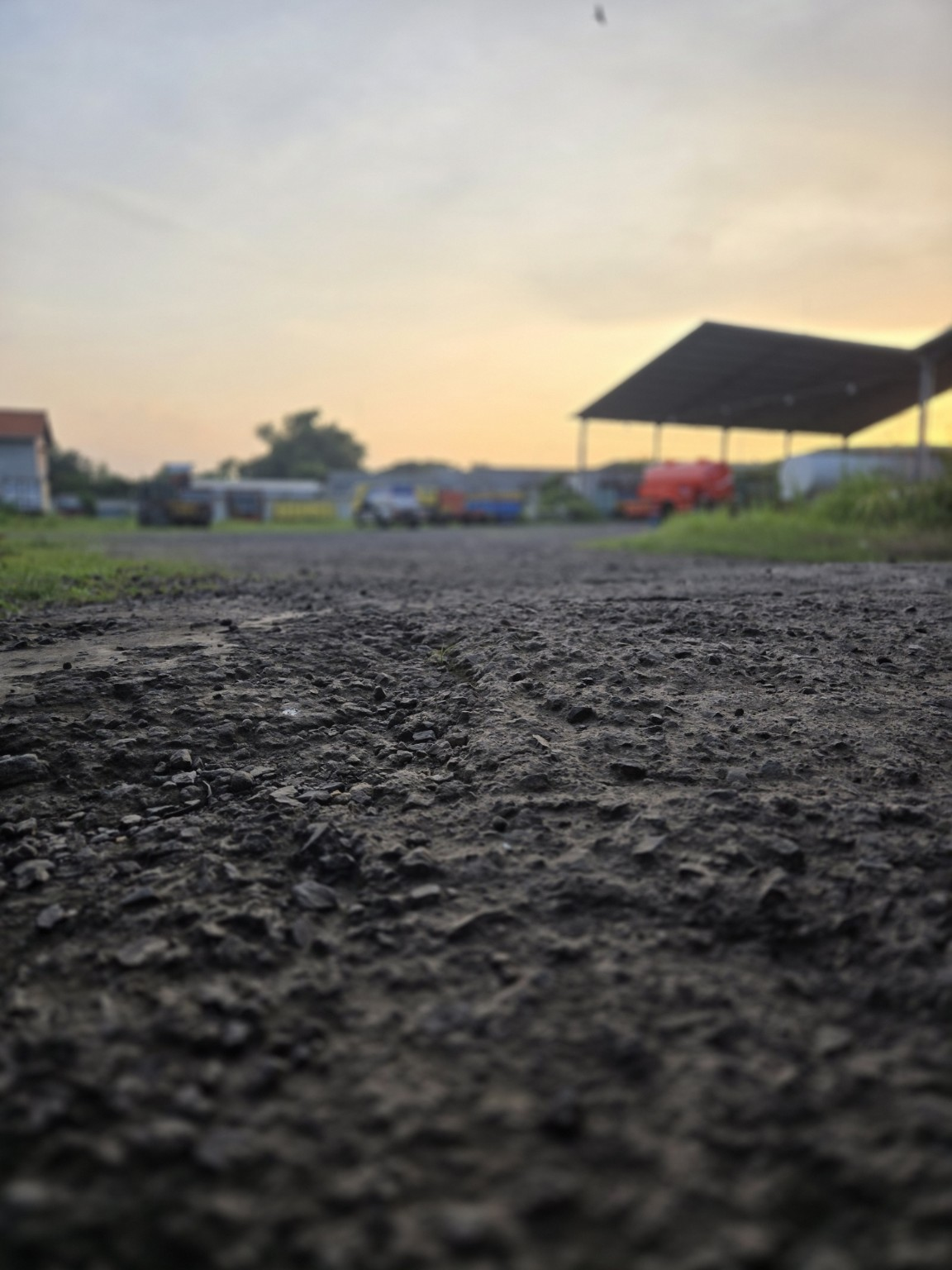 Area yard dan parkir kendaraan