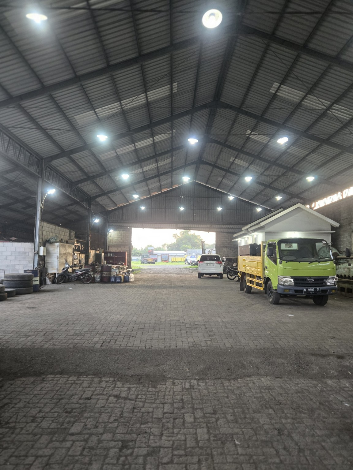 Workshop interior dengan fasilitas modern